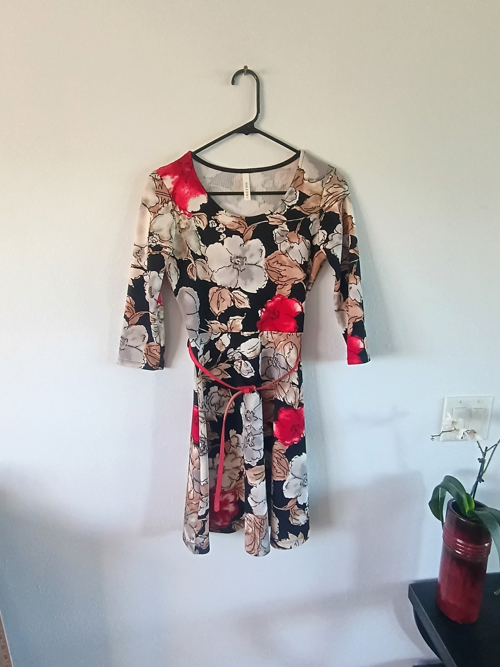 🌺 Gilli Dress Small Floral Pink Black Belted Stretch Knit Wedding Guest
